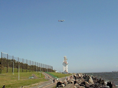 若洲海浜公園の上を飛ぶ飛行機